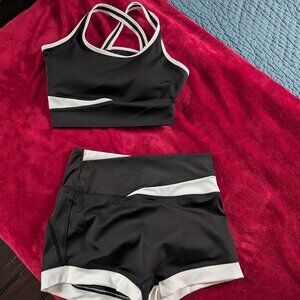 Women's Fern Fitness Contour Shorts Black and White Size Medium